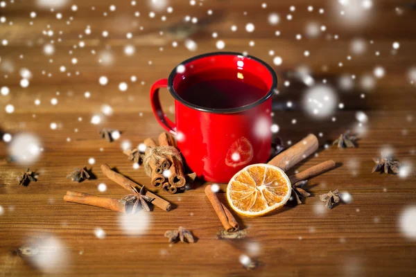 Menutup cangkir teh dengan rempah-rempah di atas meja kayu — Stok Foto