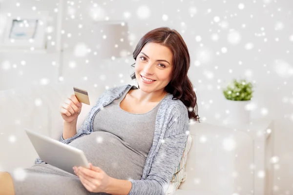 Mulher grávida com tablet pc e cartão de crédito — Fotografia de Stock