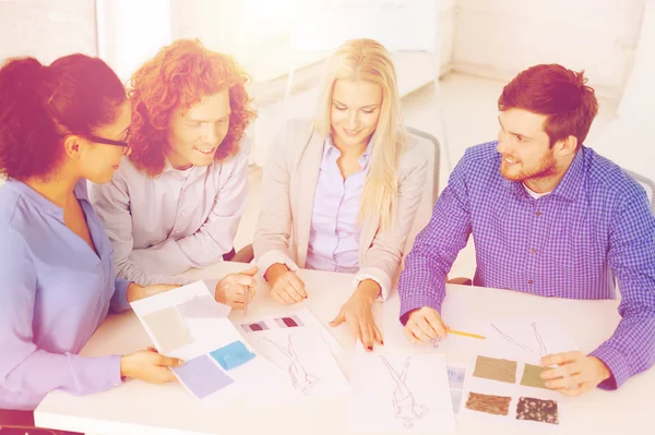 Lachende creatieve team kijken naar schets — Stockfoto