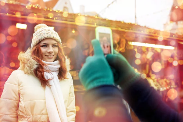 Couple taking selfie with smartphone in old town — Stock Photo, Image