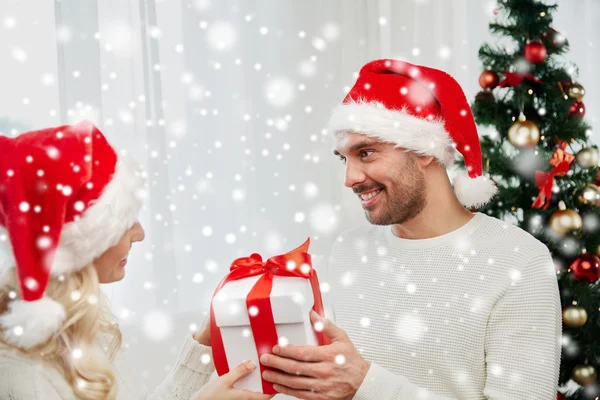 Casal feliz em casa com caixa de presente de Natal — Fotografia de Stock