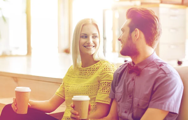 Happy man and woman drinking coffee in office — Stock Photo, Image