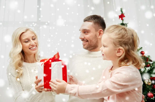 Familia feliz en casa con caja de regalo de Navidad —  Fotos de Stock