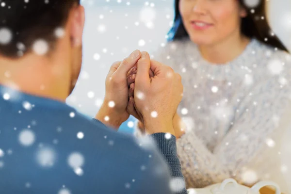 Casal feliz de mãos dadas no restaurante ou café — Fotografia de Stock