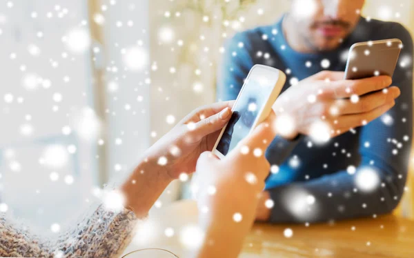 情侣们在咖啡店用智能手机亲密接触 — 图库照片