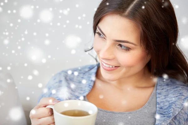 Mujer feliz con taza de té en casa — Foto de Stock