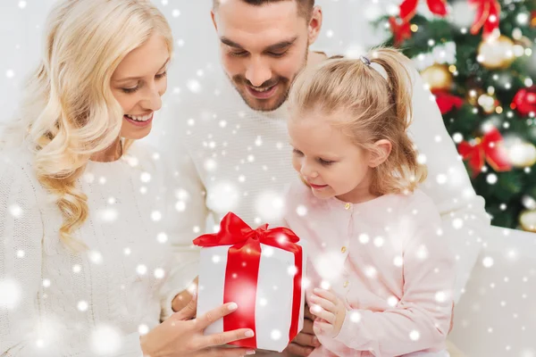 Famiglia felice a casa con scatola regalo di Natale — Foto Stock