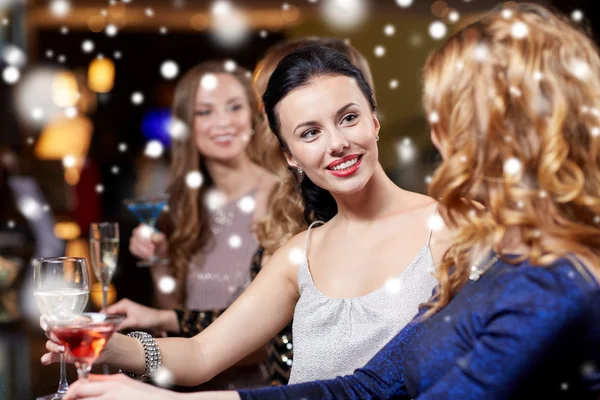 Gelukkig vrouwen met drankjes in nachtclub over sneeuw — Stockfoto