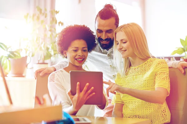 Equipo creativo feliz con la tableta PC en la oficina — Foto de Stock