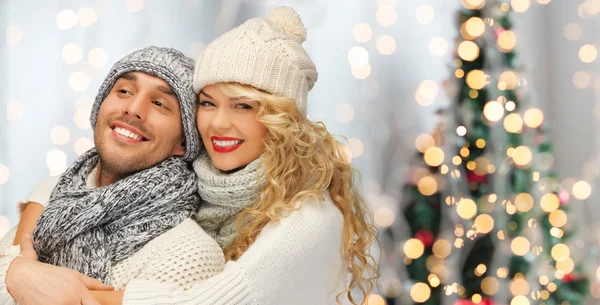 Glückliches Familienpaar in Winterkleidung umarmt — Stockfoto