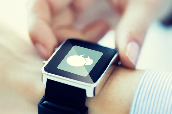 Cerrar las manos con el icono de mensaje en smartwatch —  Fotos de Stock