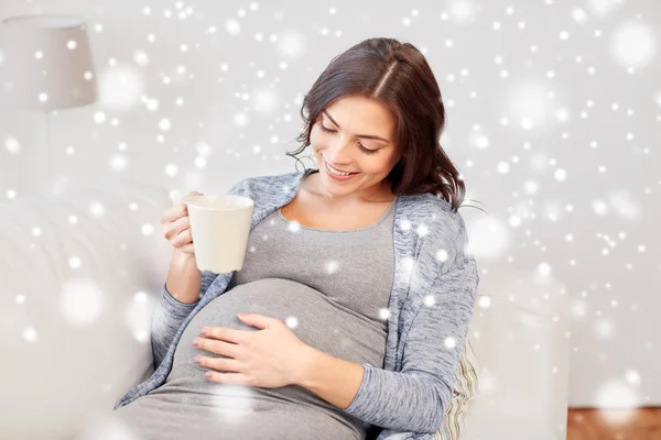 Bardak çay evde mutlu hamile kadın — Stok fotoğraf