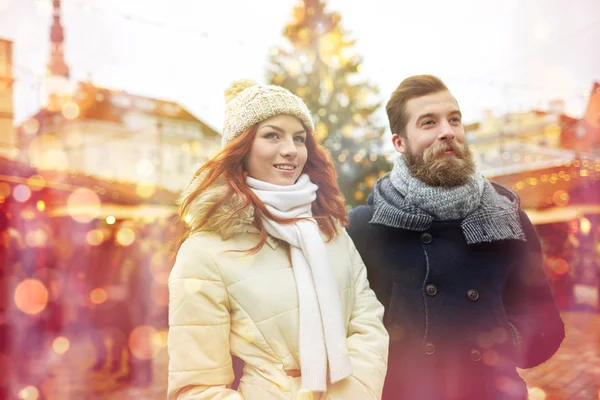 Couple heureux marchant dans la vieille ville — Photo