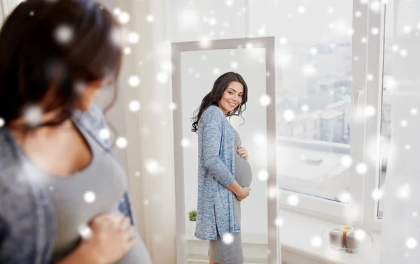Glad gravid kvinna vill spegla hemma — Stockfoto