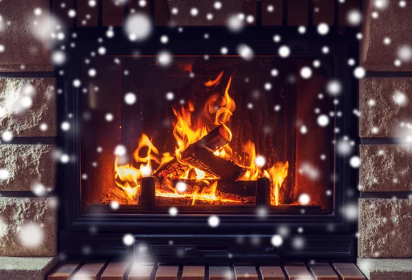 雪に燃える暖炉のクローズ アップ — ストック写真