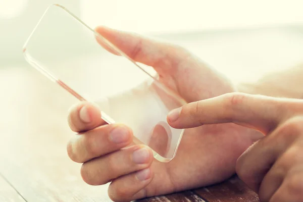 Primer plano de la mano masculina con smartphone transparente — Foto de Stock