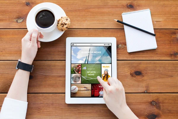 Close up de mulher com tablet pc na mesa de madeira — Fotografia de Stock