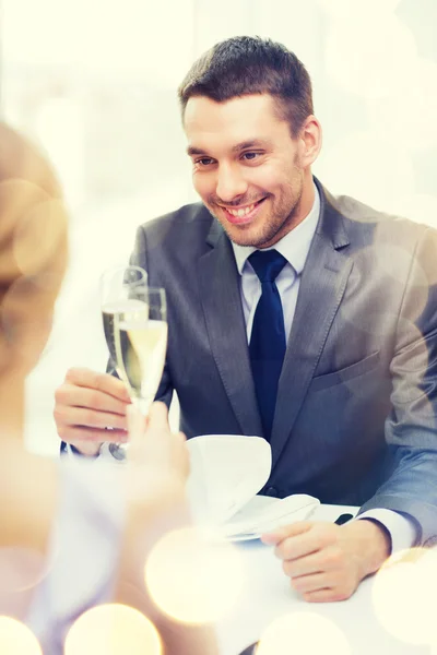 Casal com copos de champanhe no restaurante — Fotografia de Stock