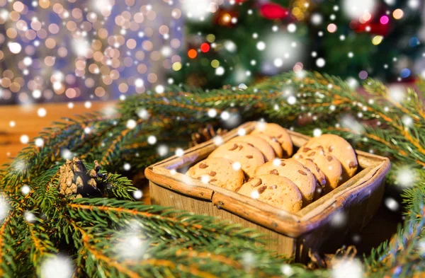 Přírodní zelené jedle vánoční věnec a ovesné cookies — Stock fotografie
