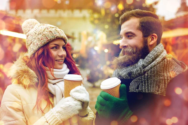 Gelukkige paar koffie drinken op oude stad straat — Stockfoto