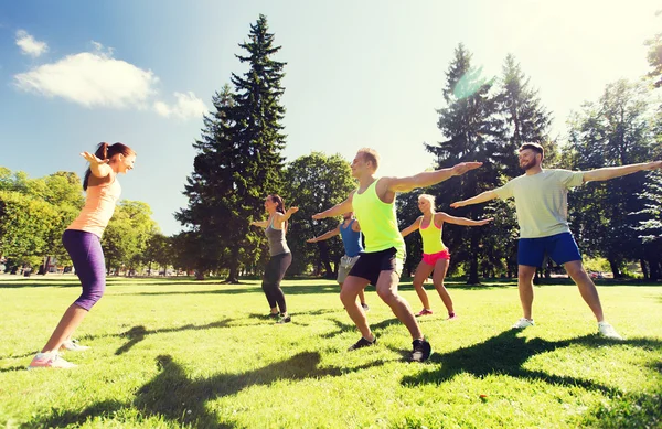 Grupo de amigos felices haciendo ejercicio al aire libre —  Fotos de Stock
