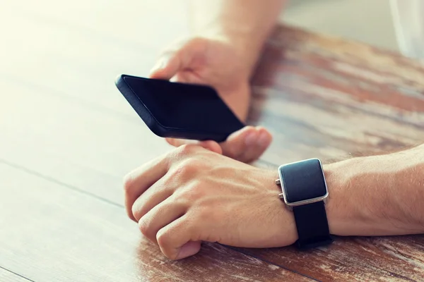 Nahaufnahme der Hände mit Smartphone und Uhr — Stockfoto