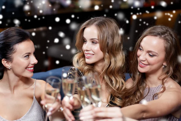 Femmes heureuses avec des verres de champagne à la boîte de nuit — Photo