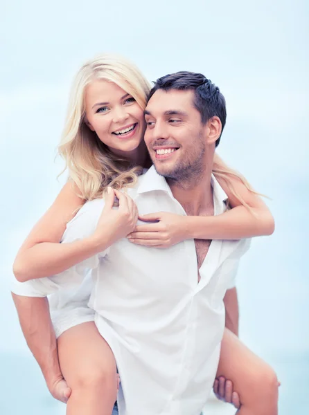 Par som har kul på stranden — Stockfoto