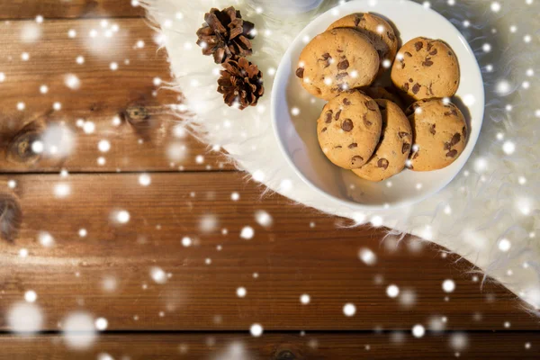 Primo piano di biscotti in boccia e coni su tappeto di pelo — Foto Stock