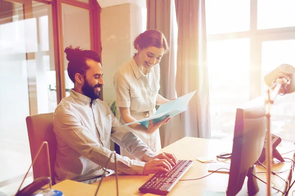 Equipe criativa feliz com computador no escritório — Fotografia de Stock