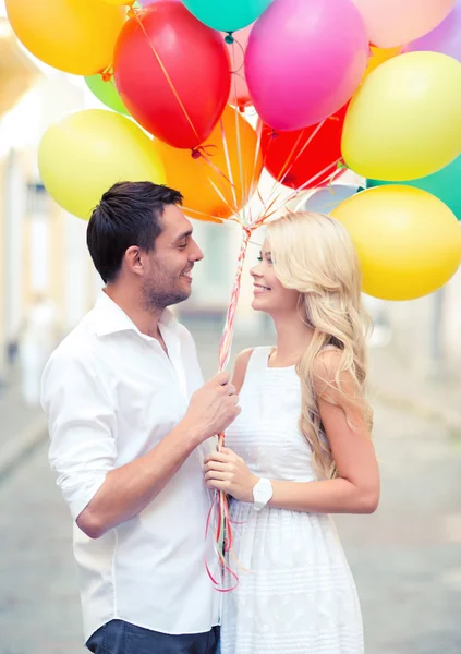 Par med färgglada ballonger — Stockfoto