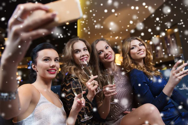 Mulheres com champanhe tomando selfie no clube noturno — Fotografia de Stock