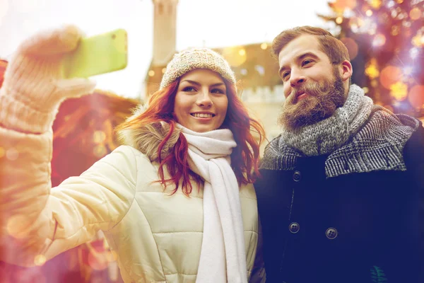 Paar nemen selfie met smartphone in de oude stad — Stockfoto