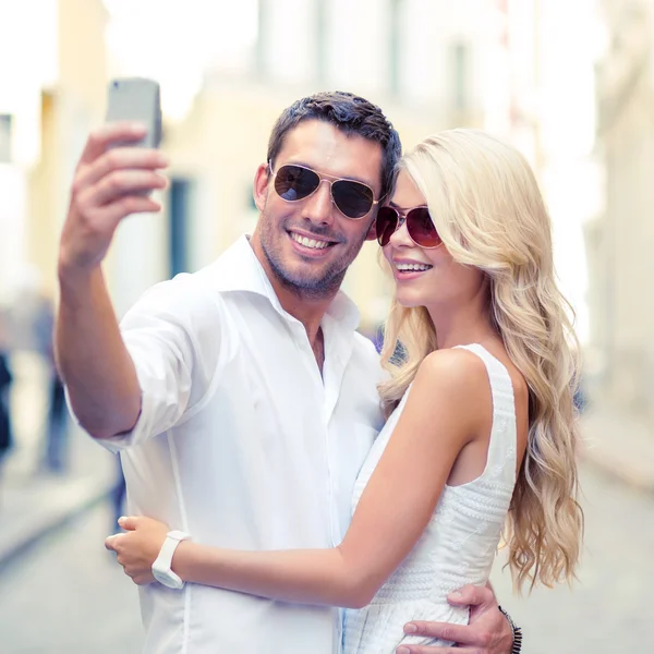 Couple souriant prenant selfie avec smartphone — Photo