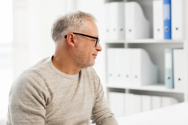 Äldre man som sitter på medicinsk kontor — Stockfoto