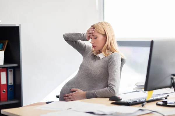 Femme d'affaires enceinte se sentant malade au travail de bureau — Photo