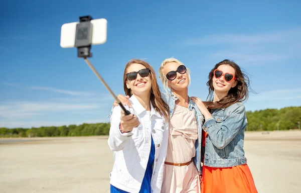 Grupa kobiet uśmiechający się biorąc selfie na plaży — Zdjęcie stockowe