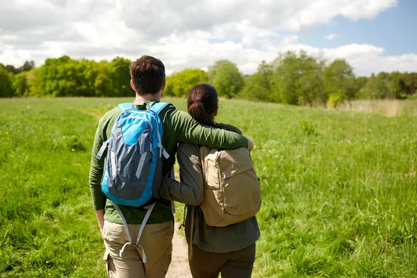 Casal feliz com mochilas caminhadas ao ar livre — Fotografia de Stock