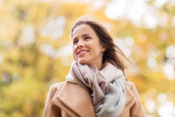 Vacker glad ung kvinna ler i höst park — Stockfoto