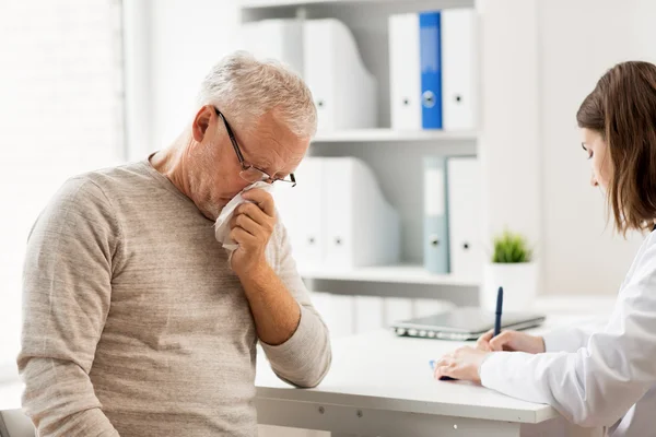 Reunión de hombres y médicos senior en el hospital — Foto de Stock