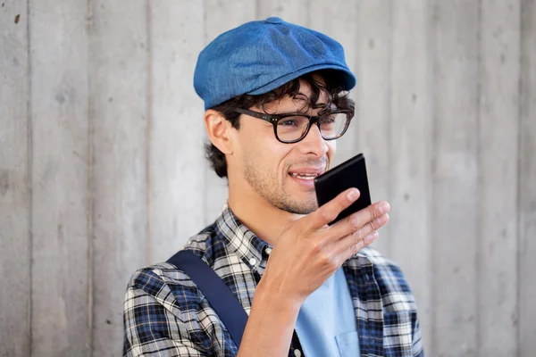 Hombre grabación de voz o llamada en el teléfono inteligente — Foto de Stock