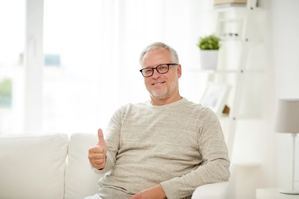 在家里出现拇指的高级男人微笑着 — 图库照片