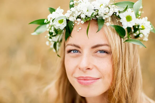 Happy woman in wreath of flowers — Stock Photo, Image