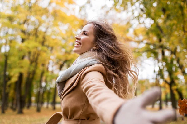 秋の公園で歩いている美しい幸せな若い女性 — ストック写真
