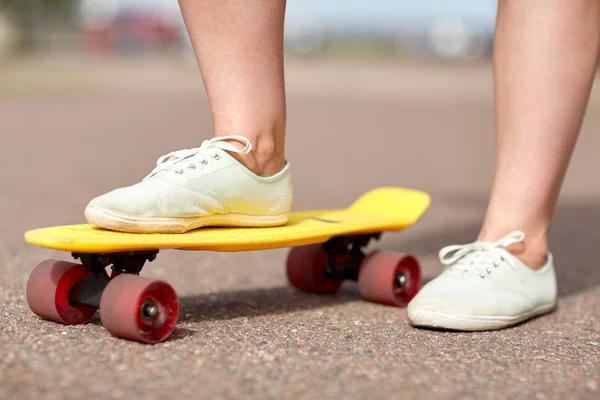 Närbild av kvinnliga fötter Rider kort skateboard — Stockfoto