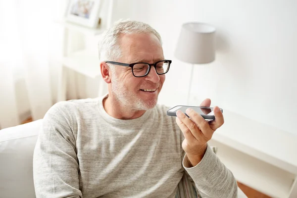 Homem velho usando gravador de comando de voz no smartphone — Fotografia de Stock