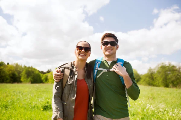 Gelukkige paar met rugzakken buiten wandelen — Stockfoto