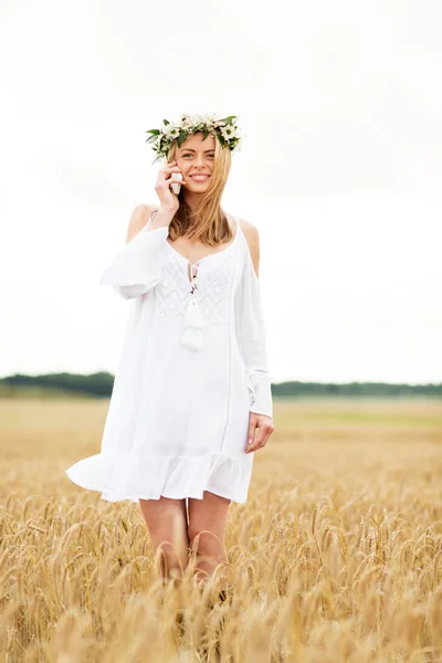 Felice giovane donna chiamando su smartphone a paese — Foto Stock