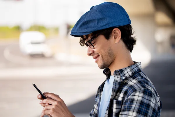 Hipster man SMS bericht op smartphone — Stockfoto