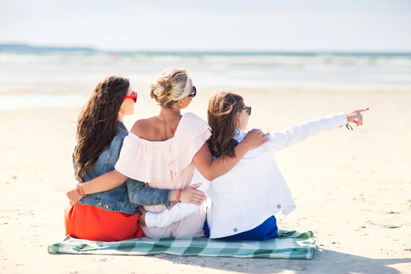 Groep van jonge vrouwen knuffelen op strand — Stockfoto